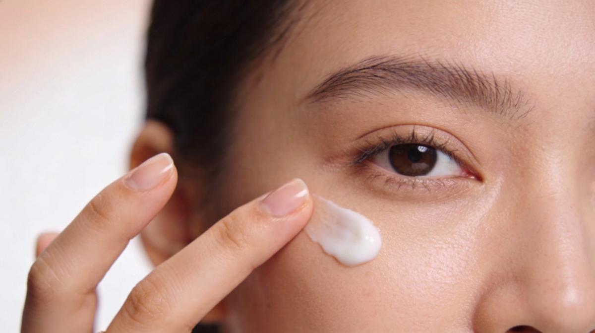 Уход за кожей вокруг глаз: деликатные подходы Уход за кожей вокруг глаз: деликатные подходы